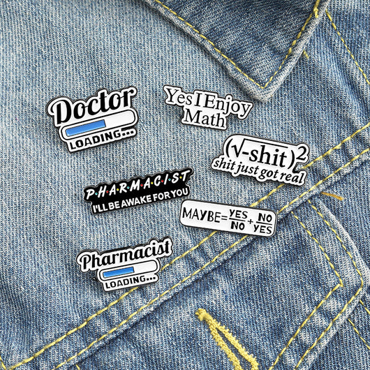 Broche de Números y Letras - Pin de Orgullo Matemático e Inglés