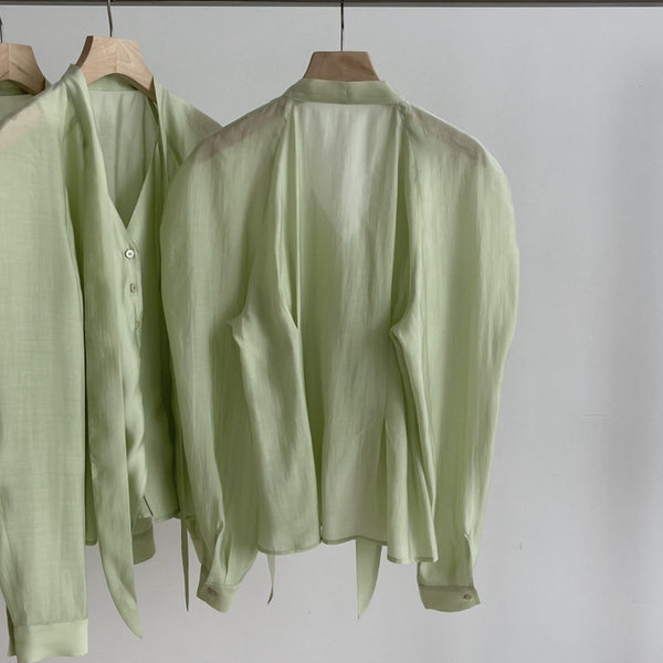 Blusa Escotada con Cordones y Diseño Curvilíneo