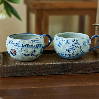 Taza de Café Artesanal de Porcelana Azul y Blanco con Diseño de Gato - Image 4