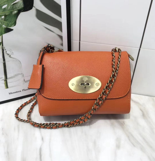 Bolso Bandolera de Cuero con Cadena - Diseño Versátil de Color Sólido