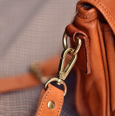 Bolso Mensajero de Cuero Premium con Correa Ancha Ajustable - Image 10