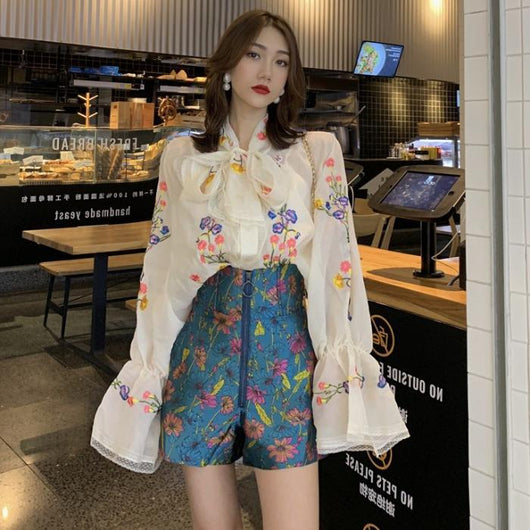 Blusa Elegante con Moño Bordado y Mangas Linterna - Image 3