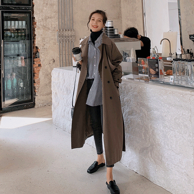 Abrigo Trench Coat Doble Botonadura con Cinturón y Detalle Cruzado en Espalda