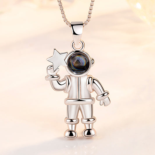 Collar Colgante de Piedra Proyectora Astronauta en Cien Idiomas