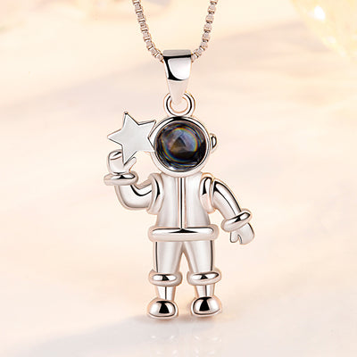 Collar Colgante de Piedra Proyectora Astronauta en Cien Idiomas