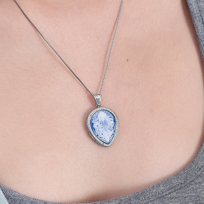 Elegante Colgante Camafeo en Plata con Diseño de Gota