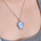 Elegante Colgante Camafeo en Plata con Diseño de Gota