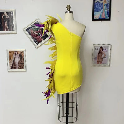 Vestido de Noche Elegante con Plumas y Espalda Descubierta - Image 14