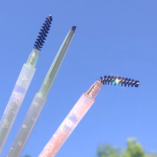 Lápiz de Cejas Triangular con Efecto Raíces Naturales y Larga Duración