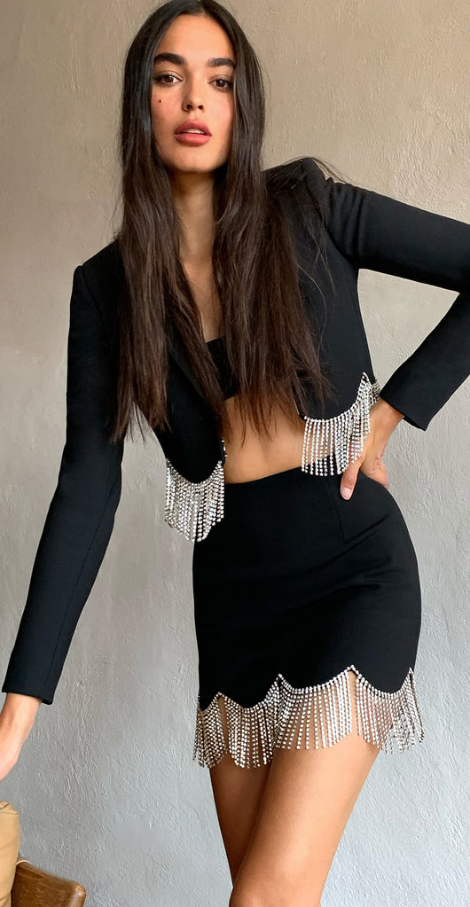 Traje Elegante Escote V con Falda Corta de Flecos Brillantes - Image 15