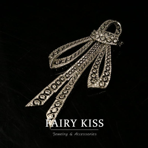 Broche de Cobre con Diamantes Incrustados - Diseño Industrial Elegante
