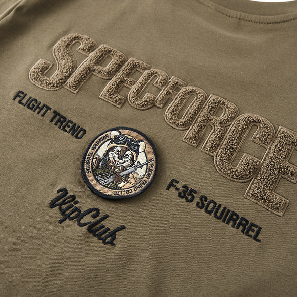 Camiseta Masculina Vintage com Emblema Bordado e Gola Redonda