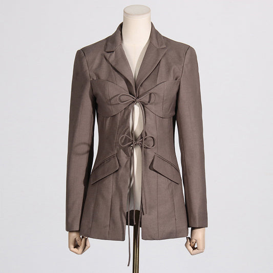 Blazer Asimétrico con Escote V y Detalles Calados