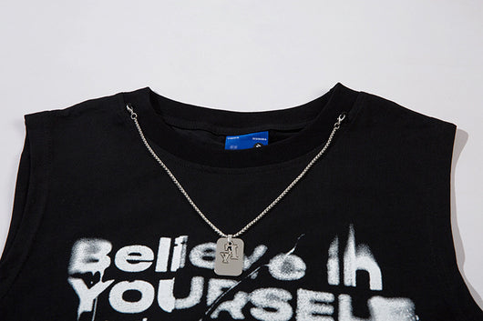 Playera Hombre con Estampa de Letras y Detalle de Chaleco - Image 15
