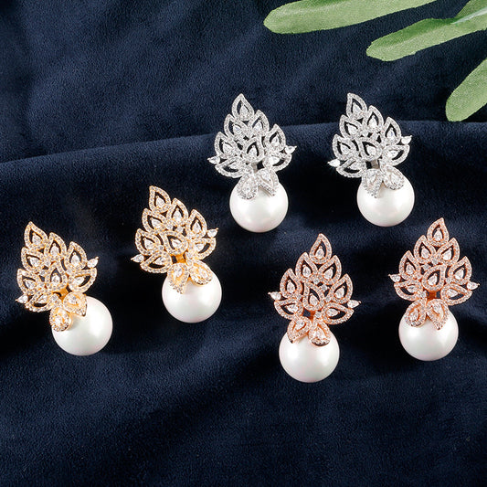 Aretes de Perla con Patrón Calado Elegante