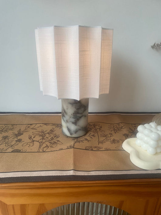 Lámpara de Mesa Minimalista con Pantalla Plisada en Mármol - Image 12