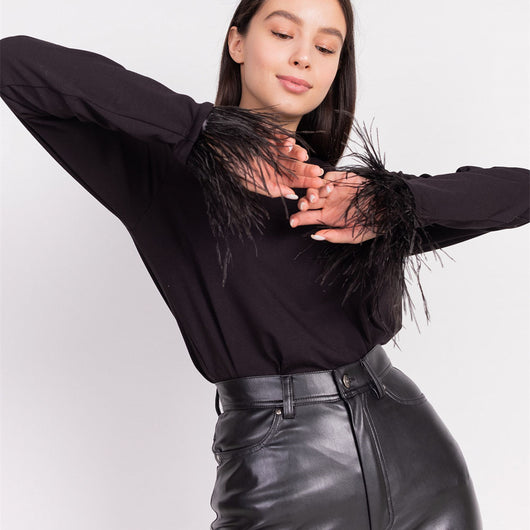 Blusa Casual para Mujer con Cuello Redondo y Detalles de Plumas - Image 7
