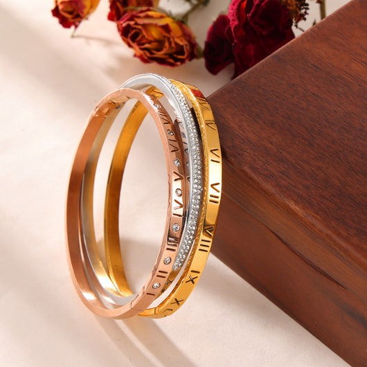 Pulsera de Titanio Chapada en Oro con Diseño Romano Grabado y Diamantes Incrustados - Image 3