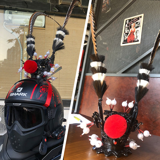 Decoración de Casco Motociclista Corona Zijin con Plumas