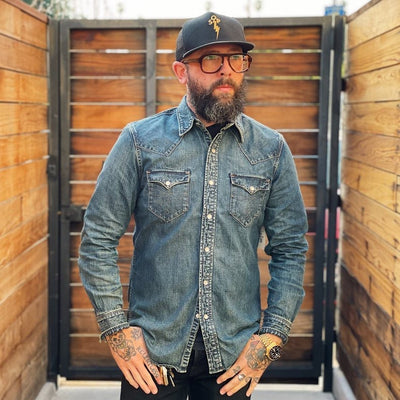 Camisa Denim Lavado Floral con Bolsillo Frontal