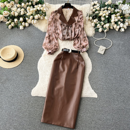 Conjunto Elegante: Blusa de Gasa Floral con Cuello Sastre y Falda Ajustada de Cuero PU