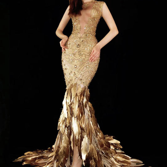 Vestido de Noche Elástico con Plumas Doradas y Cristales Brillantes