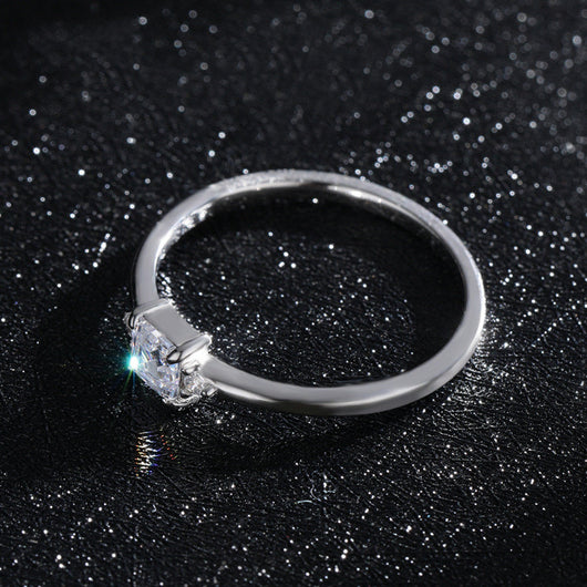 Anillo de Plata Esterlina con Circonita Cuadrada y Detalles Dulces - Image 3