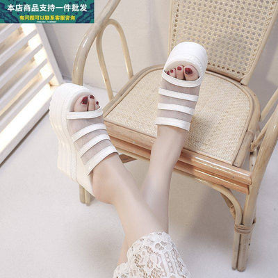 Sandalias Plataforma con Tacón Cuña y Detalles de Strass - Image 7