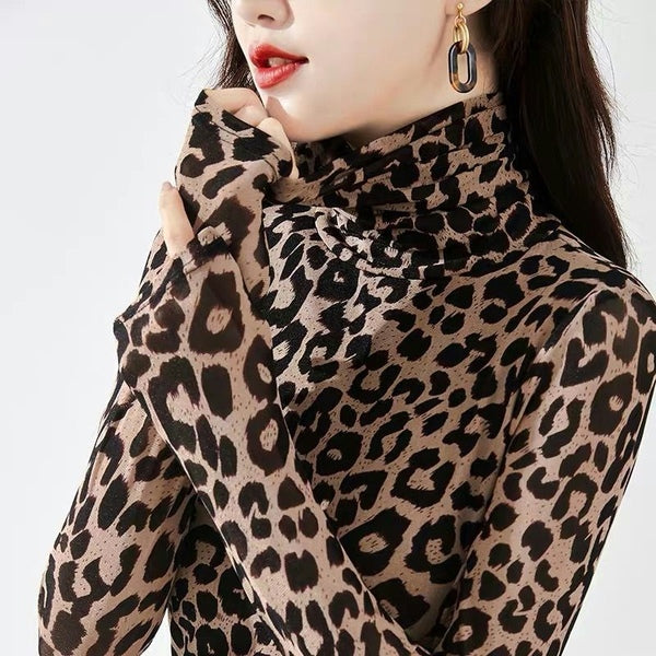 Blusa Base Cuello Alto Estampado Leopardo para Mujer