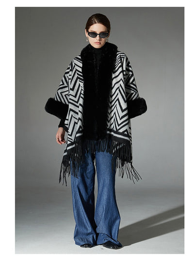Chal Elegante con Cuello de Piel Jacquard Negro y Gris - Image 6