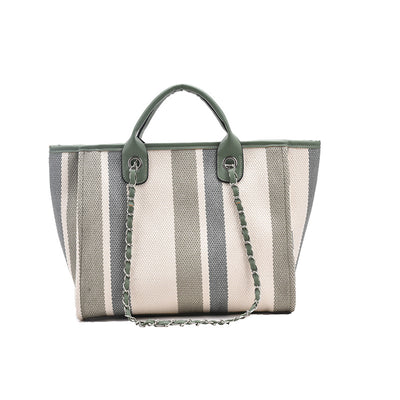 Bolsa de Cadena Portátil con Textura Rayada y Detalles en Contraste - Image 3