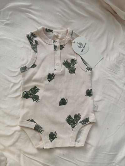 Camiseta de Algodón Estilo Nórdico con Rama de Pino Oliva - Image 5
