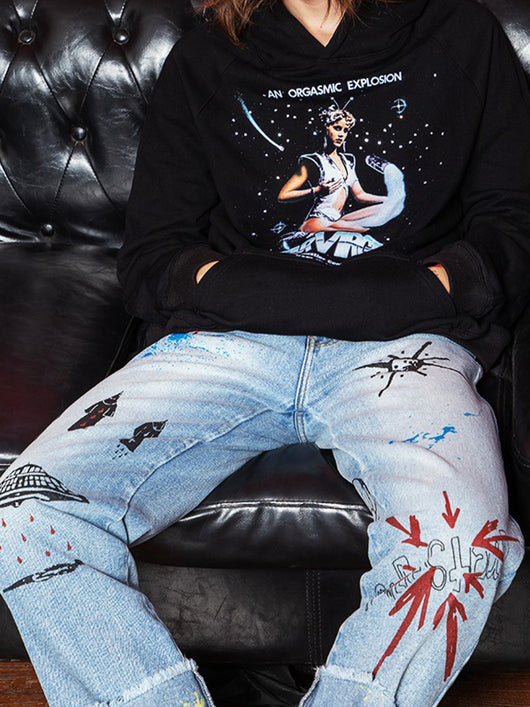 Jeans Azules con Bordado Graffiti y Detalles Deshilachados - Image 13