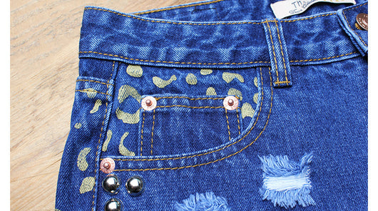 Shorts Denim Rotos Cintura Alta con Remaches y Estampado - Image 11