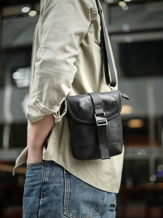 Bolso Bandolera de Cuero para Hombre con Diseño Asimétrico - Image 12
