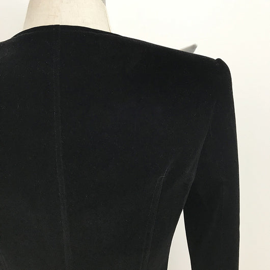 Traje Corto de Terciopelo con Solapas Contrastantes y Botones Dorados - Image 11