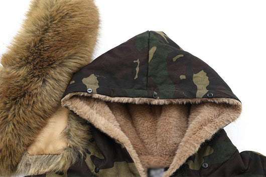 Abrigo Hoodie de Terciopelo con Bordado de Letras y Patrón Camuflaje - Image 7