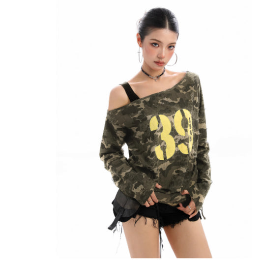Remera Larga Camuflada con Hombro Descubierto y Letras