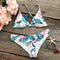 Bikini Estampado Hojas con Encaje y Abertura Lateral