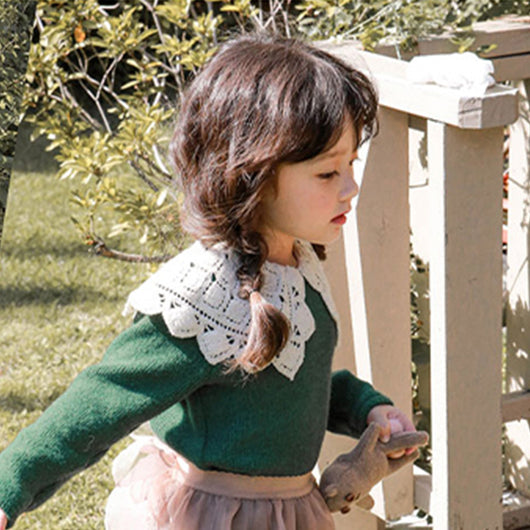 Suéter Fresa para Niña con Solapa Grande y Diseño Dulce - Image 2