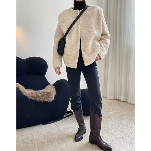 Abrigo de Lana de Cordero con Hombros Anchos - Diseño Elegante y Moderno - Image 3