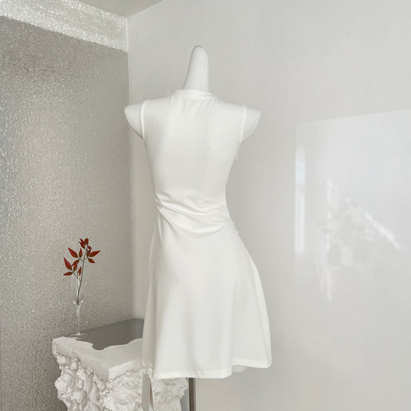 Vestido Falda Blanco con Diseño Calado y Escote Abierto