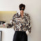 Blusa Floral Retro con Elegancia Contemporánea y Mangas Largas