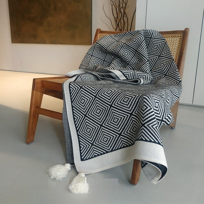 Manta de Descanso Geométrica Blanco y Negro - Diseño Retro Minimalista - Image 3