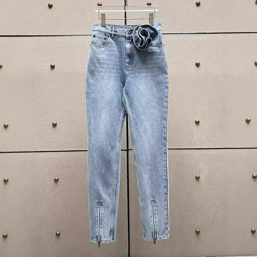 Jeans Mujer con Aberturas Florales y Cierre de Cremallera