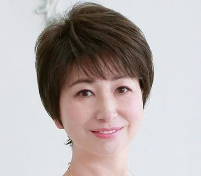 Peluca Corta Ondulada Blanca con Flores - Cabello Humano Mixto - Image 14