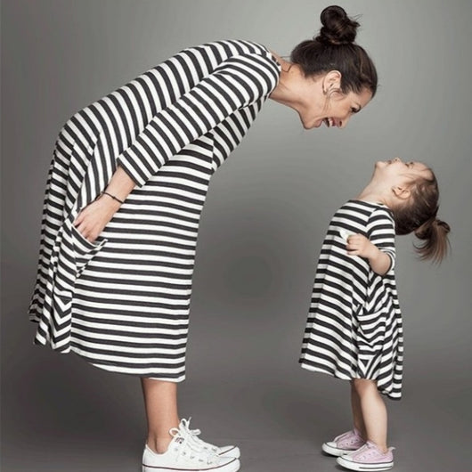 Vestidos a Juego Mamá e Hija con Rayas - Conjunto Familiar Coordinado