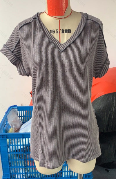 Blusa Deportiva Bicolor con Cuello V y Efecto Twist - Image 15