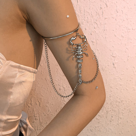 Brazalete Gótico Escorpión Retro con Mano Creativa - Image 7