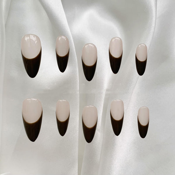 Diseño de Uñas Premium con Acabado Almendra